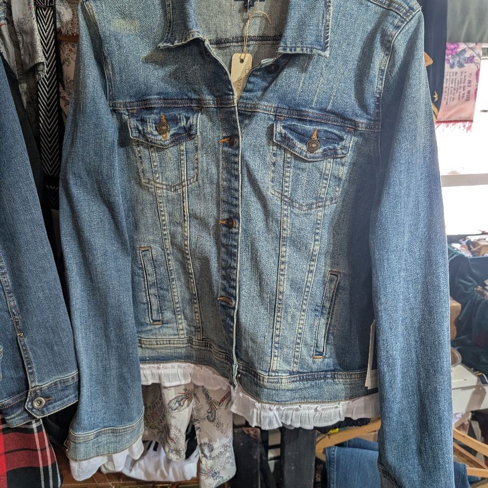 Cute Denim Jacket With Gathered White Cuffs And Bottom